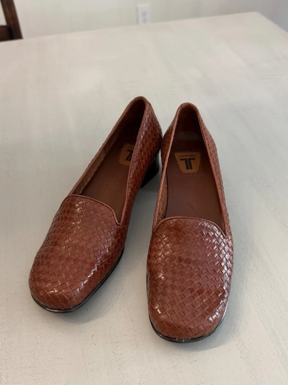 Trotters Liz Women's Brown Woven Rounded Toe Loafers with Rubber Heel Size 7 GUC
